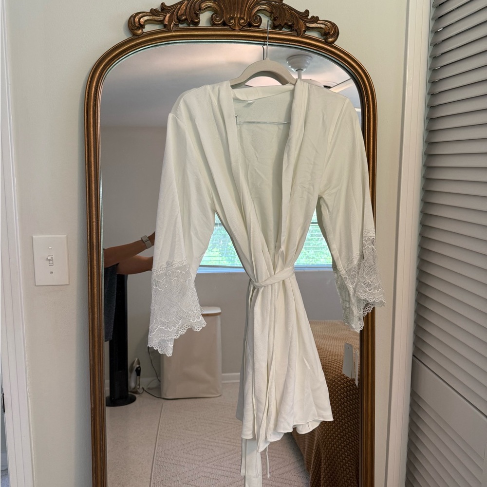 Elegant White Lace Trim Robe - NEVER WORN
